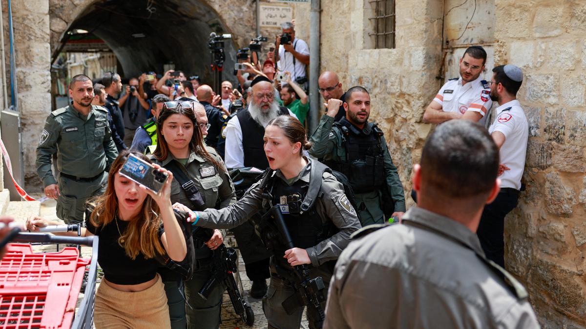 Turkish citizen stabs Israeli police officer in Jerusalem, shot dead: police