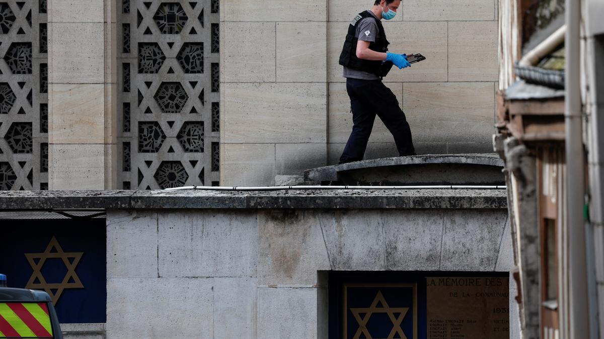 French police shoot dead a man suspected of trying to set fire to a synagogue