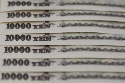 Japanese yen rises and alarm bells are ringing by Reuters