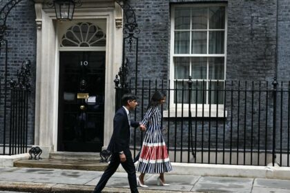 Britain's outgoing Prime Minister Rishi Sunak says 'sorry' to crowd as he leaves office