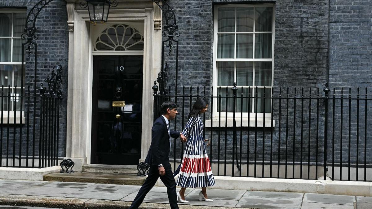 Britain's outgoing Prime Minister Rishi Sunak says 'sorry' to crowd as he leaves office