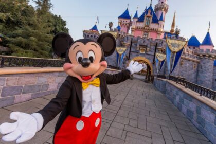 Disneyland workers agree to contract and avoid strike