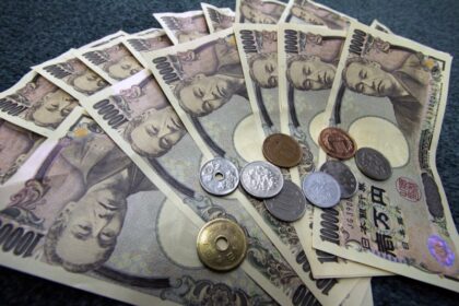 Japanese yen rises and alarm bells are ringing by Reuters