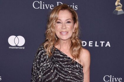 Kathie Lee Gifford fractures pelvis after hip replacement, hospitalized