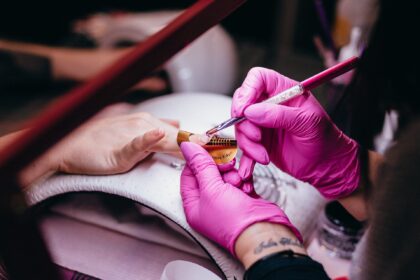 The air in the nail salon is filled with odor chemicals: can they harm the health of employees?