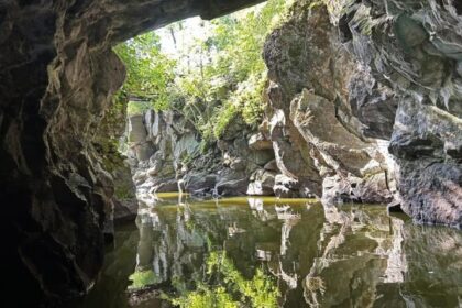 'Doorways to the wilderness': Caddy Lake tunnels draw boaters to eastern Manitoba - Winnipeg