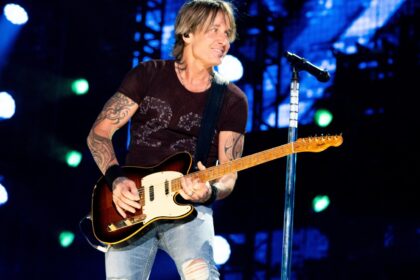 Keith Urban plays a free pop-up concert outside a Buc-ee's store in Alabama