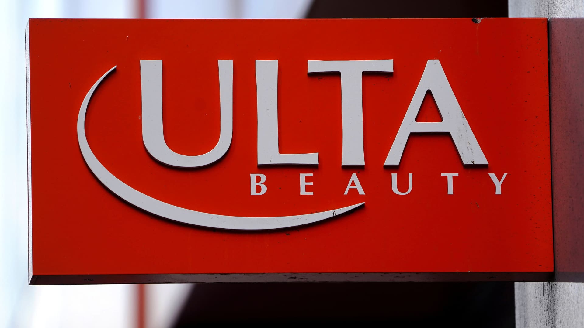 Stocks making the biggest moves before the market: ULTA, WMT CSCO