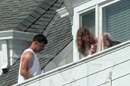 Taylor Swift and Travis Kelce relax at Rhode Island Beach House