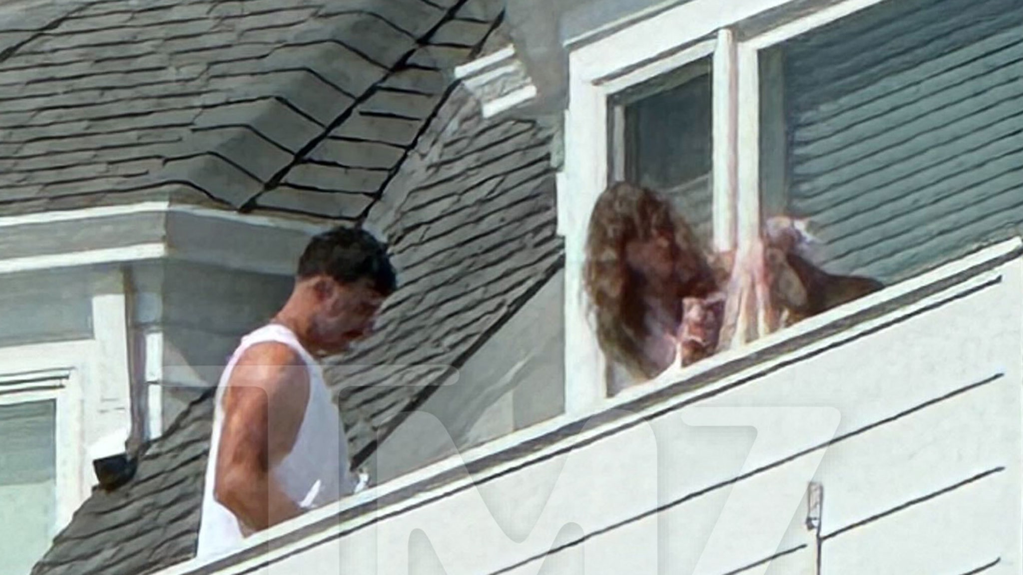 Taylor Swift and Travis Kelce relax at Rhode Island Beach House