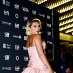 Florence Pugh and Andrew Garfield debate the yes and no of the horse meme 'We Live in Time'